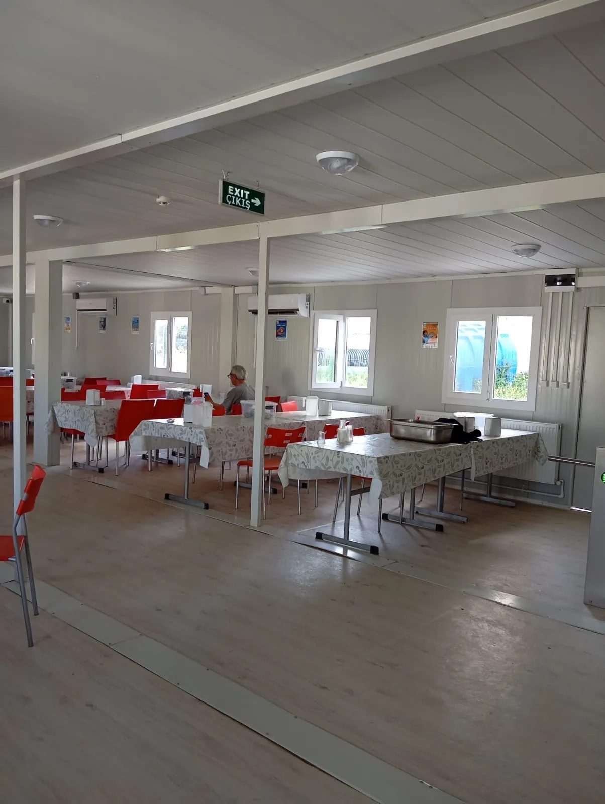 Personel yemek alanı olarak kullanılan prefabrik yapı