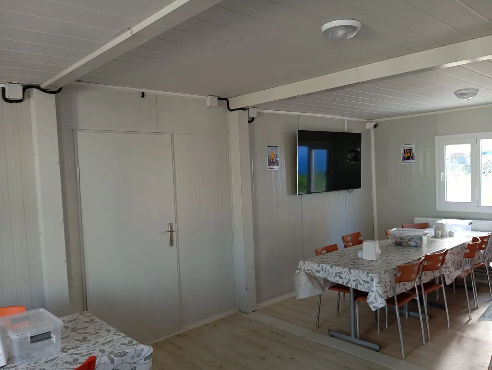 Şantiye alanında kurulan prefabrik yemekhane yapısı